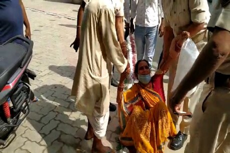 बिहार: झंडोत्तोलन के दौरान खुद को आग लगाने लगी महिला, अपहृत नाबालिग बेटियों को बरामद करने की मांग