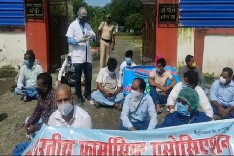 Covid 19: बिहार के हड़ताली स्वास्थ्यकर्मियों का टूटा सब्र, पटना में स्वास्थ्य मंत्री के आवास का किया घेराव Covid 19: बिहार के हड़ताली स्वास्थ्यकर्मियों का टूटा सब्र, पटना में स्वास्थ्य मंत्री के आवास का किया घेराव