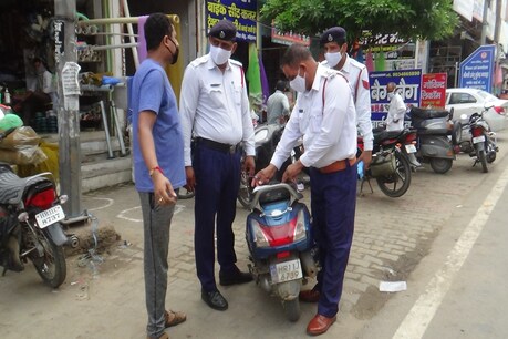 स्कूटी चलाते समय फोन पर कर रहा था बात, 28 हजार रुपये का कटा चालान स्कूटी चलाते समय फोन पर कर रहा था बात, 28 हजार रुपये का कटा चालान