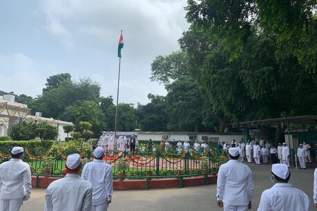 राहुल गांधी और अन्य वरिष्ठ नेताओं की मौजूदगी में कांग्रेस मुख्यालय में फहराया गया तिरंगा राहुल गांधी और अन्य वरिष्ठ नेताओं की मौजूदगी में कांग्रेस मुख्यालय में फहराया गया तिरंगा