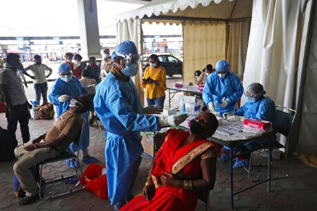 Coronavirus Cases in India: देश में एक दिन में फिर मिले करीब 70 हजार नए कोरोना केस, 945 मरीज़ों की मौत Coronavirus Cases in India: देश में एक दिन में फिर मिले करीब 70 हजार नए कोरोना केस, 945 मरीज़ों की मौत