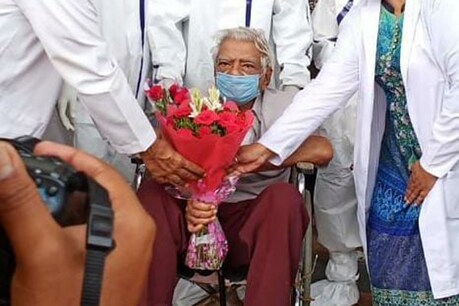 इंदौर में 92 साल के बुजुर्ग डॉक्टर ने जीता Corona से जंग, अस्पताल से हुए डिस्चार्ज इंदौर में 92 साल के बुजुर्ग डॉक्टर ने जीता Corona से जंग, अस्पताल से हुए डिस्चार्ज