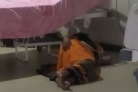 Badaun : बेड से गिरकर तड़पती रही कोरोना पेशेंट, डॉक्टरों ने नहीं ली सुध, चली गई जान