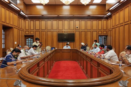 चुनाव के दौरान हेट स्पीच फैलाने के आरोप में यह समन जारी किया गया है.