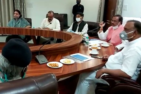 आगरा: COVID-19 की मीटिंग के दौरान डिप्टी सीएम डॉ दिनेश शर्मा के नाक से निकलने लगा खून, मचा हड़कंप
