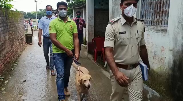 पुलिस ने खोजी कुत्ते (dog squad) की भी मदद ली, उसे घटनास्थल लाया गया, लेकिन कोई कामयाबी नहीं मिल पाई थी.