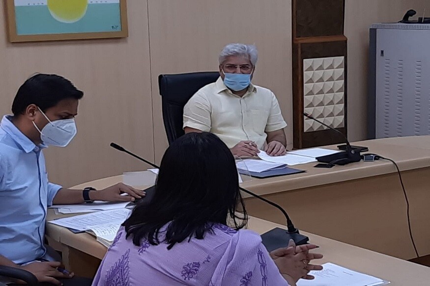 Delhi government, arvind kejriwal, coronavirus, Kailash Gahlot, COVID-19, cluster Buses, dtc buses, परिवहन विभाग, Transport Department, रूट नंबर 473, क्लस्टर बसों, डीटीसी बसों, ई-टिकटिंग सिस्टम, E-Ticketing System, ट्रॉयल, Trial, Buses, Passengers, मोबाइल, Mobile, mobile app, बसों में पोस्टर लगा कर लोगों को जागरूक किया जा रहा है.