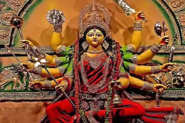   मान्‍यता के अनुसार पूजा करते समय शुद्ध घी का दीपक अपनी बाईं ओर और तेल का दीपक दाईं ओर रखा जाना चाहिए. पूजन में देवताओं को धूप, दीप जरूर दिखाएं और भोग) भी जरूर होना चाहिए. दीपक को स्वयं कभी नहीं बुझाया जाना चाहिए. (Disclaimer: इस लेख में दी गई जानकारियां और सूचनाएं सामान्य जानकारी पर आधारित हैं. Hindi news18 इनकी पुष्टि नहीं करता है. इन पर अमल करने से पहले संबधित विशेषज्ञ से संपर्क करें.)
