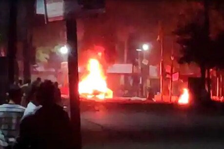 आजमगढ़: ग्राम प्रधान की हत्या पर भड़के ग्रामीण, पुलिस के वाहन जलाये, चौकी में तोड़फोड़