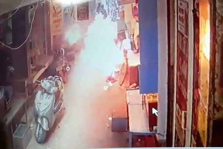 फिरोजाबाद: आपसी विवाद में मौसेरे भाई ने युवक को जिंदा जलाया, अखिलेश बोले-सरकार गलत हाथों में फिरोजाबाद: आपसी विवाद में मौसेरे भाई ने युवक को जिंदा जलाया, अखिलेश बोले-सरकार गलत हाथों में