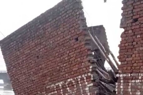 बुलंदशहर: देखते ही देखते चंद सेकेंड में गंगा में समाया पूरा मकान, VIDEO वायरल