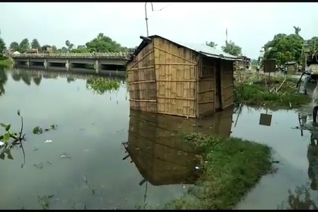 बिहार: बाढ़ की दहशत के बीच भी क्यों खुश हैं यहां के लोग? जानें वजह