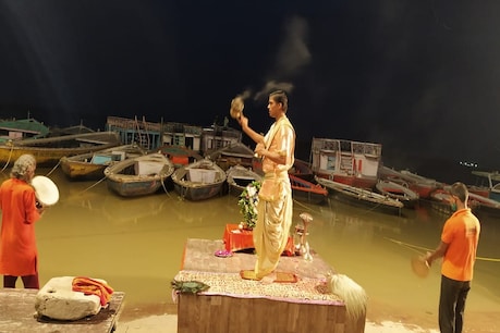वाराणसी में उफान पर गंगा, तीसरी बार पीछे हटी आरती, कई मंदिर डूबे, घाटों का आपस में संपर्क टूटा वाराणसी में उफान पर गंगा, तीसरी बार पीछे हटी आरती, कई मंदिर डूबे, घाटों का आपस में संपर्क टूटा