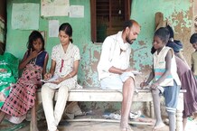 PHOTO: दिल्ली में लाखों की नौकरी छोड़ नक्सलियों के गढ़ में शिक्षा की अलख जगा रहा यह दंपति