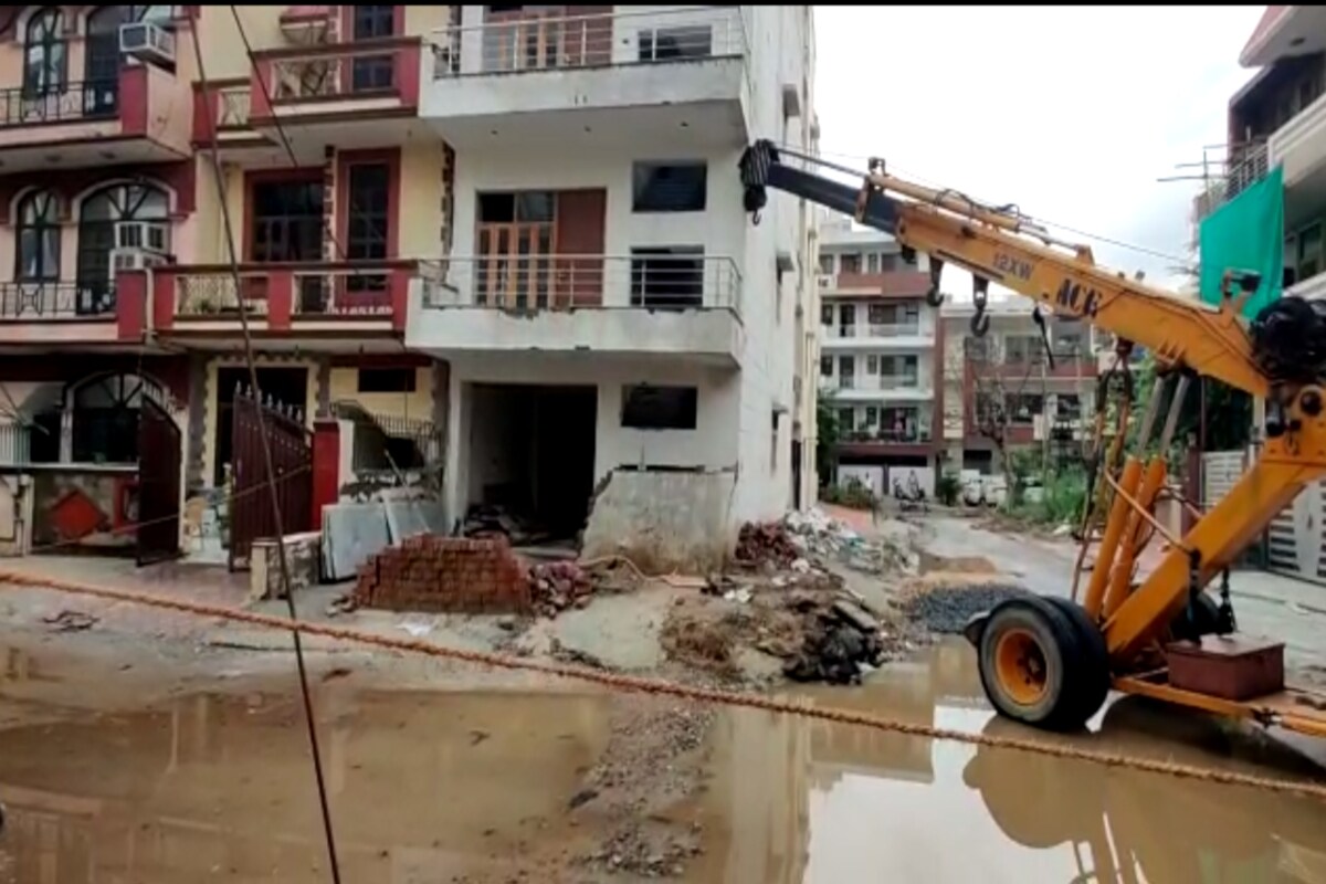 haryana news, Gurugram news, heavy rain fall, heavy rain fall in haryana, haryana rain, Gurugram nagar nigam, 5 storey building tilted, 5 storey building tilted in gururgram, बारिश, गुरुग्राम में भारी बारिश, इमारत झुकी, गुरुग्राम में इमारत झुकी, गुरुग्राम में बारिश, मौसम की खबर,