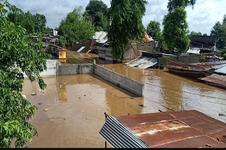 हरदा जिले में नर्मदा का रौद्र रूप, श्मशान घाट में दिखी मजबूरियों की भावुक तस्वीर, देखें Video