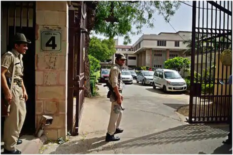दिल्ली हाई कोर्ट का पीएम केयर्स में 15 करोड़ रुपये भेजे जाने के खिलाफ याचिका पर सुनवाई से इनकार दिल्ली हाई कोर्ट का पीएम केयर्स में 15 करोड़ रुपये भेजे जाने के खिलाफ याचिका पर सुनवाई से इनकार