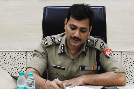 कानपुर: पुलिस वालों के लिए नया फरमान- किसी भी गैंगस्टर के फैमिली फंक्शन में न हों शामिल कानपुर: पुलिस वालों के लिए नया फरमान- किसी भी गैंगस्टर के फैमिली फंक्शन में न हों शामिल