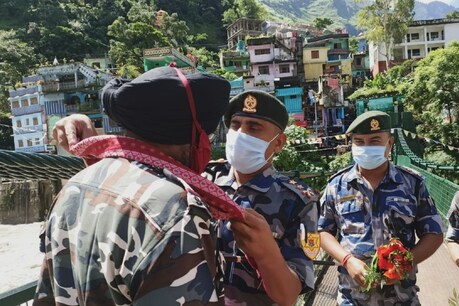 8 मिनट के लिए खोला गया झूलापुल, भारतीय और नेपाली सेना के बीच दिखा मैत्रीपूर्ण नजारा 8 मिनट के लिए खोला गया झूलापुल, भारतीय और नेपाली सेना के बीच दिखा मैत्रीपूर्ण नजारा