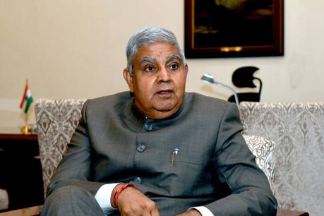 धनखड़ ने कहा कि मैं आम पुलिसवालों का आभार जताता हूं लेकिन उनके ऊपर फैसला लेने वाले उनसे राजनैतिक काम करा रहे हैं.