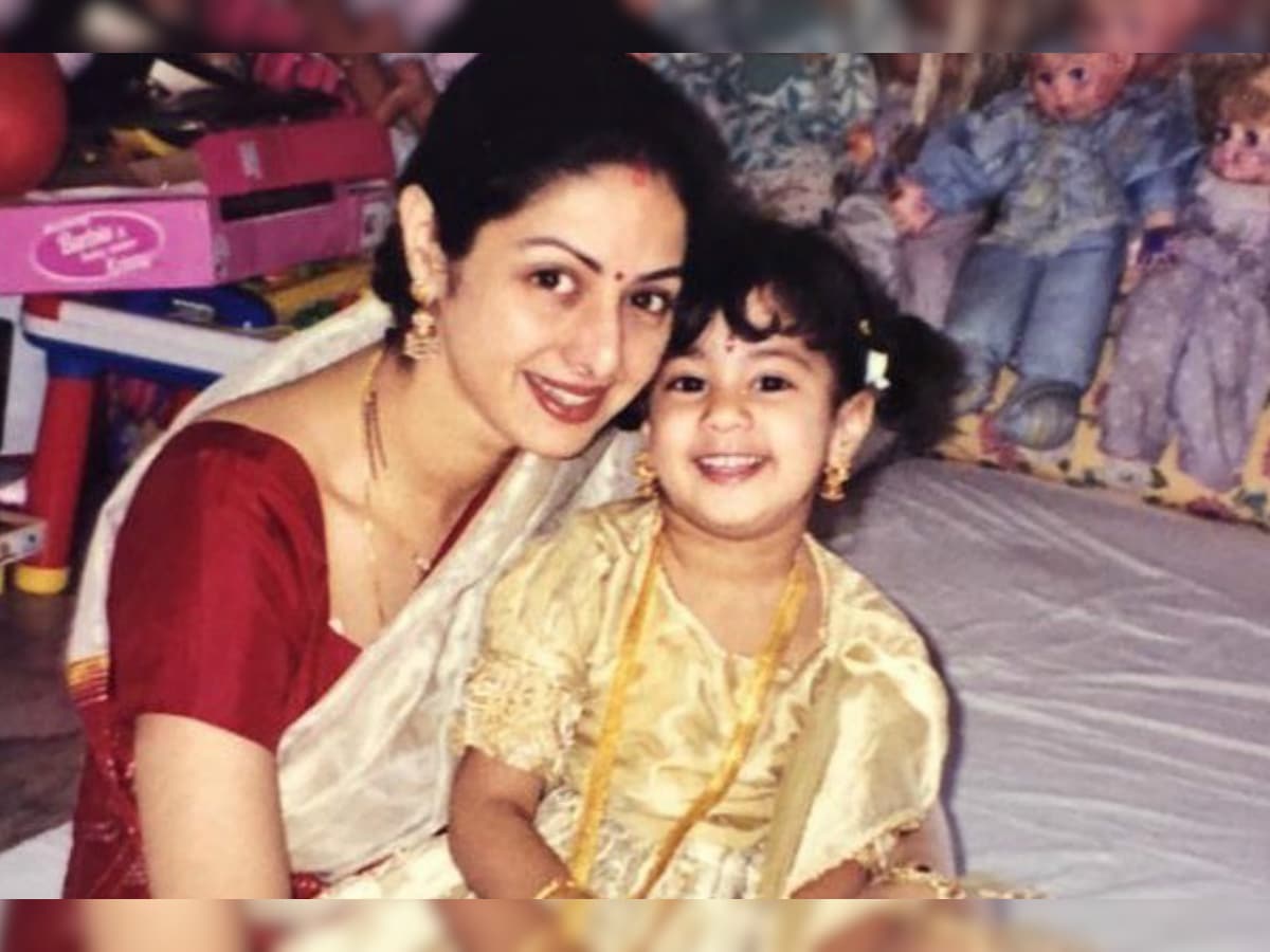 श्रीदेवी की बर्थ एनिवर्सरी पर बेटी जाह्नवी कपूर ने शेयर की प्यारी फोटो, मां  के लिए लिखा मैसेज । Janhvi Kapoor share her mother Sridevi photo on birth  anniversary says I love