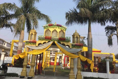 लखनऊ: कबीर मठ के प्रशासनिक अधिकारी धीरेंद्र दास को मारी गई गोली, ट्रॉमा सेंटर में एडमिट लखनऊ: कबीर मठ के प्रशासनिक अधिकारी धीरेंद्र दास को मारी गई गोली, ट्रॉमा सेंटर में एडमिट