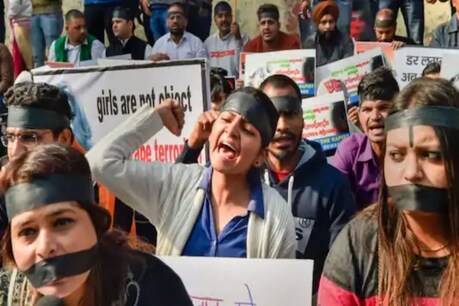 कश्मीर के अनंतनाग में 'इलाज' के नाम पर बहनों का रेप करने वाला गिरफ्तार कश्मीर के अनंतनाग में 'इलाज' के नाम पर बहनों का रेप करने वाला गिरफ्तार