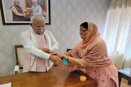 राज्यमंत्री कमलेश ढांडा ने मुख्यमंत्री खट्टर को बांधी राखी, तोहफे में मिला महिला कॉलेज राज्यमंत्री कमलेश ढांडा ने मुख्यमंत्री खट्टर को बांधी राखी, तोहफे में मिला महिला कॉलेज