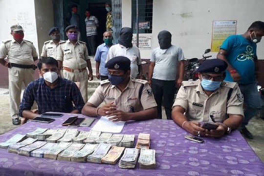 पुलिस ने वारदात का खुलासा करते हुए पिता-पुत्र को गिरफ्तार कर जेल भेज दिया, कैश बरामद 