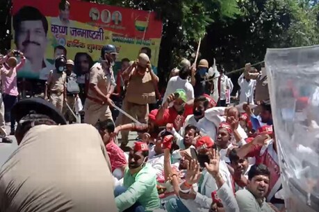NEET परीक्षा आयोजित करने के खिलाफ सपा छात्र सभा का प्रदर्शन, लखनऊ पुलिस ने किया लाठी चार्ज NEET परीक्षा आयोजित करने के खिलाफ सपा छात्र सभा का प्रदर्शन, लखनऊ पुलिस ने किया लाठी चार्ज