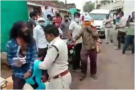 मध्य प्रदेश: पुलिस ने सिख दुकानदार के बाल पकड़ कर खीचें, सीएम बोले- ऐसी अराजकता बर्दाश्त नहीं मध्य प्रदेश: पुलिस ने सिख दुकानदार के बाल पकड़ कर खीचें, सीएम बोले- ऐसी अराजकता बर्दाश्त नहीं