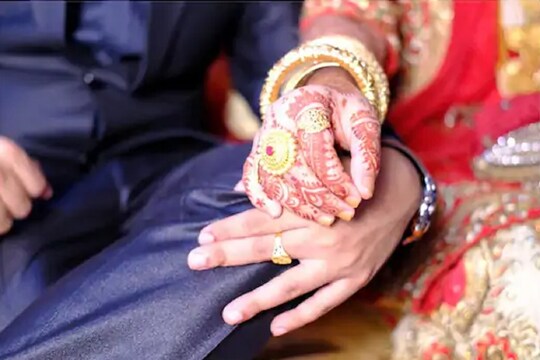 पत्नी की तलाश में पति दर-दर भटक रहा है. (File)