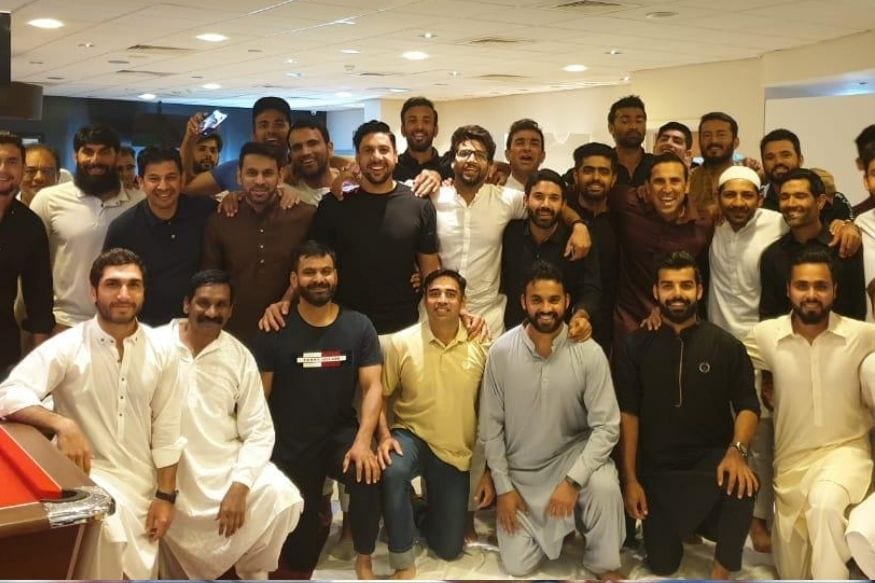कोरोना के खौफ के बीच पाकिस्तानी टीम ने इंग्लैंड में मनाई ईद,फैंस ने किया ट्रोल