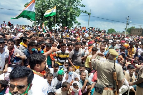 शहीद रवि सिंह के अंतिम दर्शन को उमड़ा जन सैलाब, भारत माता की जय से गूंजा मिर्जापुर शहीद रवि सिंह के अंतिम दर्शन को उमड़ा जन सैलाब, भारत माता की जय से गूंजा मिर्जापुर