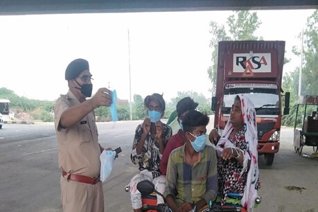 हिसार: पुलिस की 'गांधीगिरी', मास्क ना लगाने वालों के नहीं काटे चालान, मास्क देकर किया जागरुक हिसार: पुलिस की 'गांधीगिरी', मास्क ना लगाने वालों के नहीं काटे चालान, मास्क देकर किया जागरुक