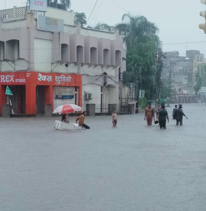 उदयपुर में दोपहर बाद हुई बारिश 104 एमएम दर्ज की गई और इस दौरान शहर के सभी मोहल्लों और सड़कों पर पानी भर गया.