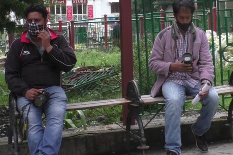 कोरोना वायरस के चलते लगे लॉकडाउन की वजह से नैनीताल के फ़ोटोग्राफ़र्स को कैमरे बेचने की नौबत आ गई है.
