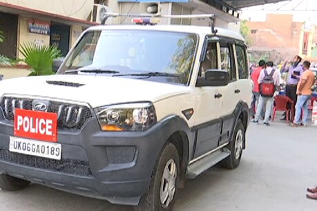 थाने में रो-रोकर पुलिस से प्रेमी से मिलवाने की गुहार लगाती रही युवती... परिजनों ने कर लिया है घर में कैद थाने में रो-रोकर पुलिस से प्रेमी से मिलवाने की गुहार लगाती रही युवती... परिजनों ने कर लिया है घर में कैद