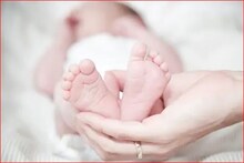 UAE में भारतीय महिला ने अस्पताल के गेट पर बच्ची को जन्म दिया : रिपोर्ट