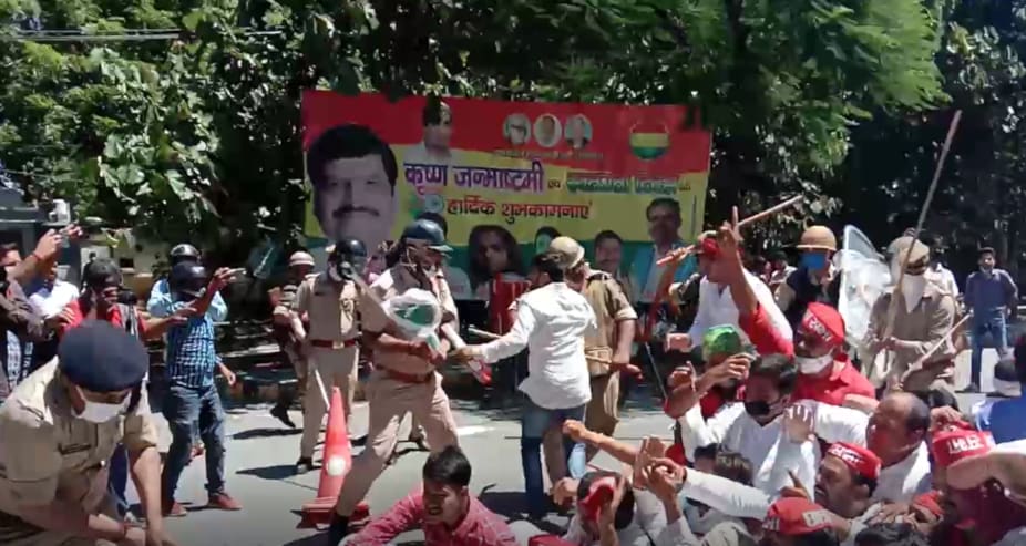 protest against neet jee mains 2020 lathicharge on samajwadi party workers  in up, तस्वीरों में देखिए सपा कार्यकर्ताओं पर लाठीचार्ज, किसी का फूटा सिर  तो किसी की टूटी हड्डी | lucknow -