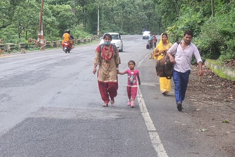 आखिर यात्रियों को सात किलोमीटर पैदल क्यों दौड़ा रहा है देहरादून प्रशासन! आखिर यात्रियों को सात किलोमीटर पैदल क्यों दौड़ा रहा है देहरादून प्रशासन!