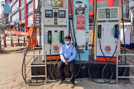 Petrol-Diesel Price: पेट्रोल-डीजल के दाम में आज भी नहीं हुआ बदलाव, जानें आपके शहर के रेट्स | petrol diesel price on saturday 24 october 2020 today no change in petrol diesel price