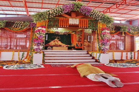Ayodhya Ram Mandir: पीएम मोदी का रामलला को साष्टांग प्रणाम, ट्रस्ट ने बताया माता-पिता का संस्कार