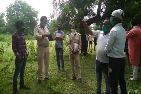 झारखंड: पेड़ से लटका मिला BJP नेता का शव, पास में ही बिखरी मिलीं शराब की बोतलें झारखंड: पेड़ से लटका मिला BJP नेता का शव, पास में ही बिखरी मिलीं शराब की बोतलें