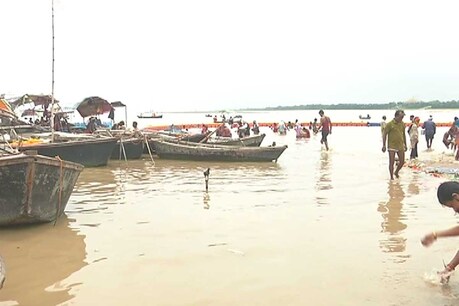 संगम नगरी में गंगा और यमुना नदियों का बढ़ रहा जल स्तर, मंडरा रहा बाढ़ का खतरा संगम नगरी में गंगा और यमुना नदियों का बढ़ रहा जल स्तर, मंडरा रहा बाढ़ का खतरा