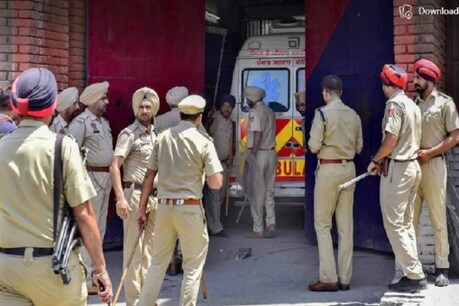 पटियाला: बीच सड़क पत्नी का हाथ काटने की कोशिश कर रहा था शराबी, भीड़ ने पीट-पीटकर किया अधमरा पटियाला: बीच सड़क पत्नी का हाथ काटने की कोशिश कर रहा था शराबी, भीड़ ने पीट-पीटकर किया अधमरा