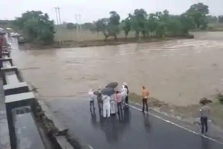 गुजरात में भारी बारिश के कारण उफान पर नदियां, बिहार में बाढ़ से हालात गंभीर गुजरात में भारी बारिश के कारण उफान पर नदियां, बिहार में बाढ़ से हालात गंभीर