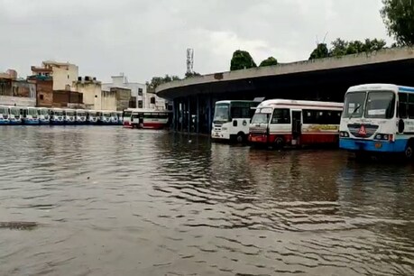 गुरुग्राम: कुछ घंटों की बारिश ने ही खोली प्रशासन के दावों की पोल, जलमग्न हुआ शहर गुरुग्राम: कुछ घंटों की बारिश ने ही खोली प्रशासन के दावों की पोल, जलमग्न हुआ शहर