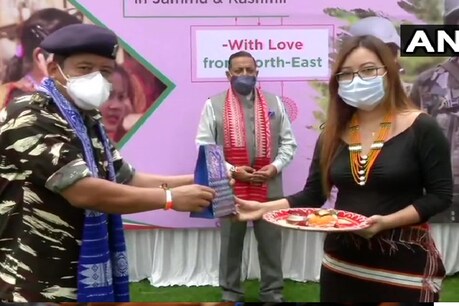 लद्दाख में तैनात जवानों की कलाइयों पर पूर्वोत्तर की बहनों ने बांधी राखी, देखें तस्वीरें लद्दाख में तैनात जवानों की कलाइयों पर पूर्वोत्तर की बहनों ने बांधी राखी, देखें तस्वीरें