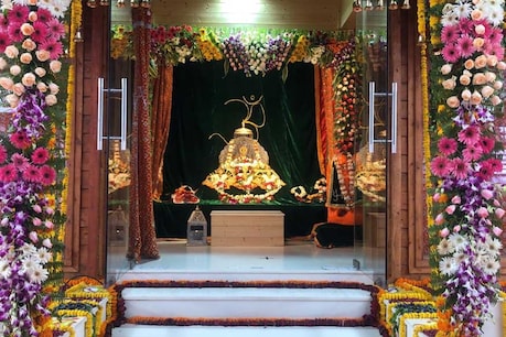 Ayodhya Ram Mandir Bhumi Pujan: हरे रंग के रत्न जड़ित वस्त्र पहनकर तैयार हुए रामलला, देखिए पहली तस्वीर